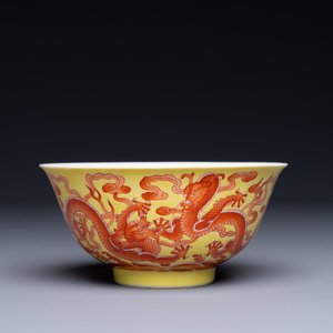Rare bol en porcelaine de Chine à décor de dragons en rouge de fer sur fond jaune, marque et époque de Qianlong — photo 1