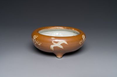 Rare brûle-parfum à trois pieds en porcelaine de Chine dite 'de Swatow' émail marron à décor de cranes, Ming