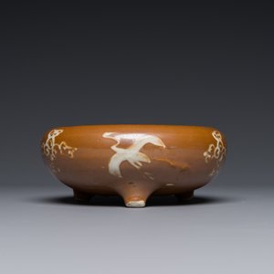 Rare brûle-parfum à trois pieds en porcelaine de Chine dite 'de Swatow' émail marron à décor de cranes, Ming — photo 2