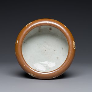 Rare brûle-parfum à trois pieds en porcelaine de Chine dite 'de Swatow' émail marron à décor de cranes, Ming — photo 6