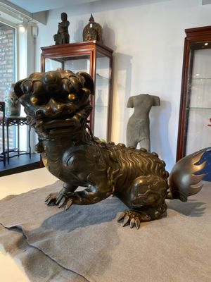 Rare brûle-parfum en forme de lion en bronze incrusté, Chine, Ming — photo 1