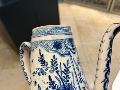 Rare cafetière en faïence de Delft en bleu et blanc, datée 1732 — photo 15