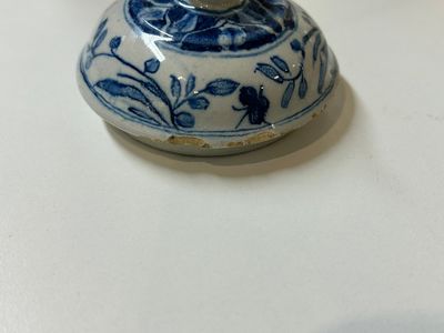 Rare cafetière en faïence de Delft en bleu et blanc, datée 1732 — photo 2