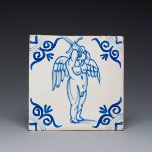 Rare carreau en faïence de Delft en bleu et blanc à décor d'un grand chérubin tenant une épée, 1ère moitié du 17ème — photo 1