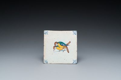 Rare carreau en faïence de Delft polychrome à décor d'oiseaux en train de s'accoupler, 17ème