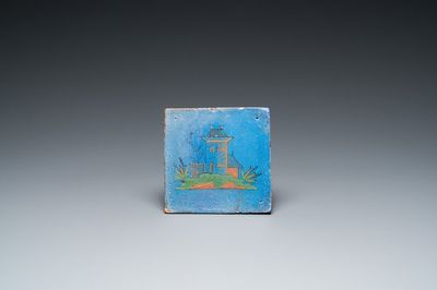 Rare carreau en faïence polychrome de Delft à décor d'un chateau sur fond bleu berretino, 17ème
