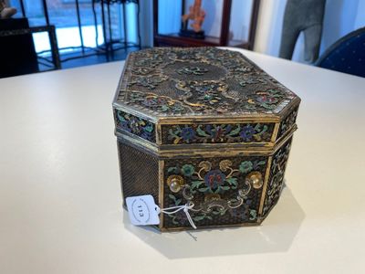 Rare coffret impérial en filigrane d'argent doré et émaillé incrusté de pierres précieuses, Chine, Qianlong — photo 2