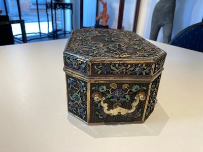 Rare coffret impérial en filigrane d'argent doré et émaillé incrusté de pierres précieuses, Chine, Qianlong — photo 4