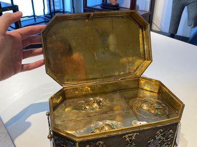 Rare coffret impérial en filigrane d'argent doré et émaillé incrusté de pierres précieuses, Chine, Qianlong — photo 6