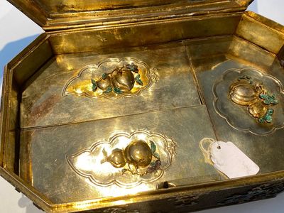 Rare coffret impérial en filigrane d'argent doré et émaillé incrusté de pierres précieuses, Chine, Qianlong — photo 7