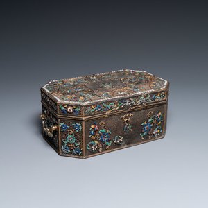 Rare coffret impérial en filigrane d'argent doré et émaillé incrusté de pierres précieuses, Chine, Qianlong — photo 1
