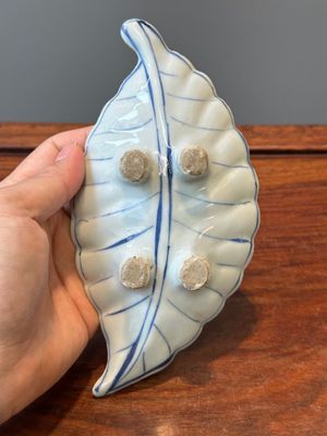 Rare coupe en forme de feuille en porcelaine de type Chine ko-sometsuke pour le Japon, Tianqi — photo 5
