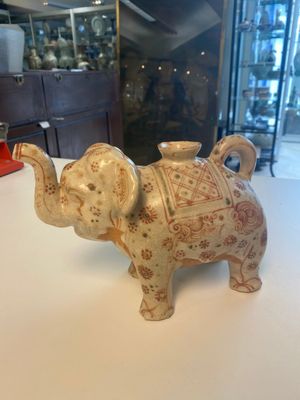 Rare cruche en grès peint polychrome en forme d'éléphant, Vietnam, dynastie Lê, 16ème — photo 3