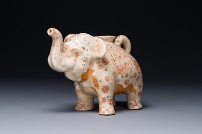 Rare cruche en grès peint polychrome en forme d'éléphant, Vietnam, dynastie Lê, 16ème
