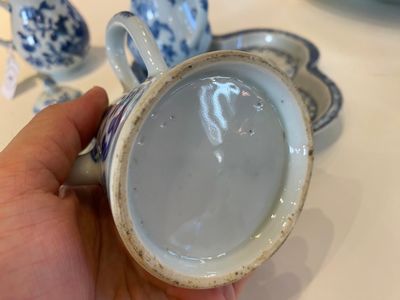 Rare ensemble de deux verseuses et deux saupoudroirs sur support en porcelaine de Chine en bleu et blanc, Qianlong — photo 13