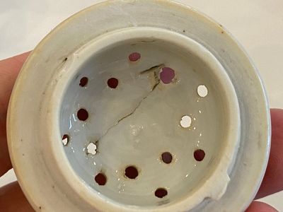 Rare ensemble de deux verseuses et deux saupoudroirs sur support en porcelaine de Chine en bleu et blanc, Qianlong — photo 22