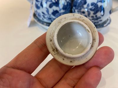 Rare ensemble de deux verseuses et deux saupoudroirs sur support en porcelaine de Chine en bleu et blanc, Qianlong — photo 5