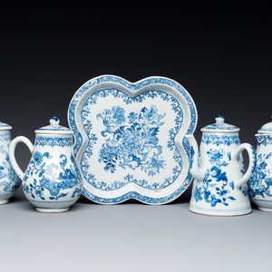 Rare ensemble de deux verseuses et deux saupoudroirs sur support en porcelaine de Chine en bleu et blanc, Qianlong — photo 1