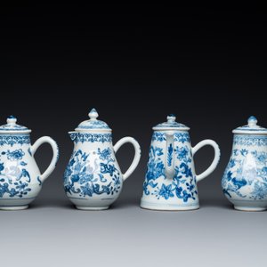 Rare ensemble de deux verseuses et deux saupoudroirs sur support en porcelaine de Chine en bleu et blanc, Qianlong — photo 3