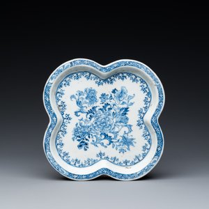 Rare ensemble de deux verseuses et deux saupoudroirs sur support en porcelaine de Chine en bleu et blanc, Qianlong — photo 9