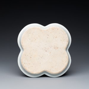 Rare ensemble de deux verseuses et deux saupoudroirs sur support en porcelaine de Chine en bleu et blanc, Qianlong — photo 10