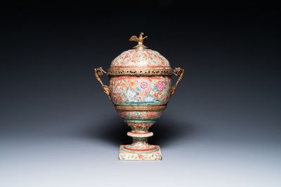Rare grand bol couvert en porcelaine de Chine famille rose surdécorée en Europe sur piedouche en porcelaine de Samson, Qianlong et 19ème