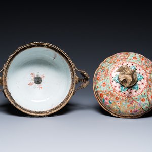 Rare grand bol couvert en porcelaine de Chine famille rose surdécorée en Europe sur piedouche en porcelaine de Samson, Qianlong et 19ème — photo 6