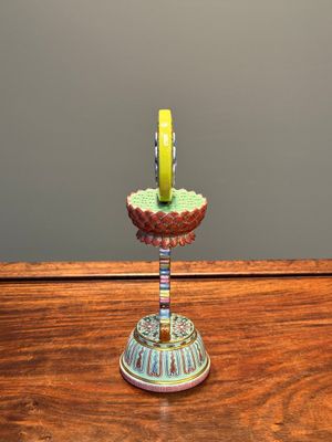 Rare instrument rituel en porcelaine de Chine famille rose, marque et époque de Qianlong — photo 2