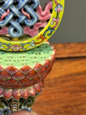Rare instrument rituel en porcelaine de Chine famille rose, marque et époque de Qianlong — photo 6