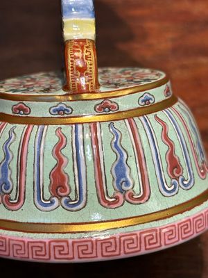 Rare instrument rituel en porcelaine de Chine famille rose, marque et époque de Qianlong — photo 10