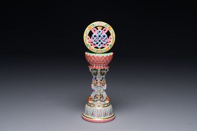 Rare instrument rituel en porcelaine de Chine famille rose, marque et époque de Qianlong