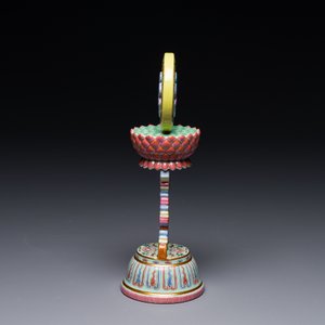 Rare instrument rituel en porcelaine de Chine famille rose, marque et époque de Qianlong — photo 2