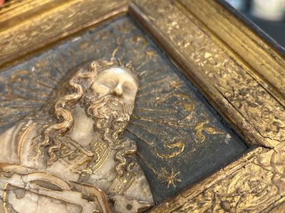 Rare paire de reliefs en albâtre de Malines figurant des portraits, signés Tobias Tissenaken, fin du 16ème — photo 4