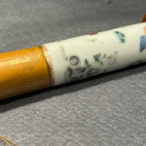 Rare pipe à opium en porcelaine de Chine aux sujets narratifs, 19ème — photo 40