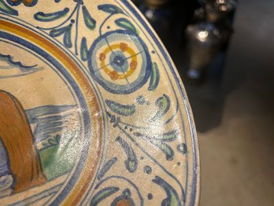 Rare plat en majolique d'Anvers polychrome figurant le Christ comme Homme de douleurs, ca. 1540-1550 — photo 4