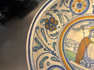 Rare plat en majolique d'Anvers polychrome figurant le Christ comme Homme de douleurs, ca. 1540-1550 — photo 5