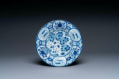 Rare plat en majolique en bleu et blanc à décor chinois de style Kraak, Pays-Bas, 17ème