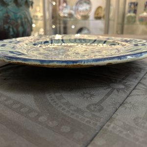 Rare plat en majolique en bleu et blanc à décor chinois de style Kraak, Pays-Bas, 17ème — photo 12