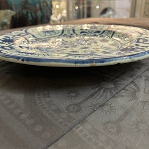 Rare plat en majolique en bleu et blanc à décor chinois de style Kraak, Pays-Bas, 17ème — photo 13