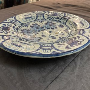 Rare plat en majolique en bleu et blanc à décor chinois de style Kraak, Pays-Bas, 17ème — photo 14