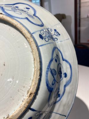 Rare plat en porcelaine de Chine de type Kraak en bleu et blanc aux navires portugais sur le bord, Wanli — photo 11