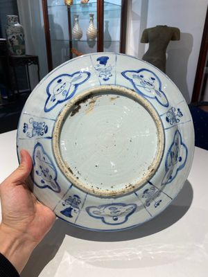 Rare plat en porcelaine de Chine de type Kraak en bleu et blanc aux navires portugais sur le bord, Wanli — photo 7
