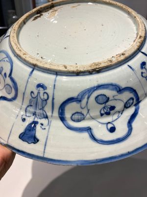 Rare plat en porcelaine de Chine de type Kraak en bleu et blanc aux navires portugais sur le bord, Wanli — photo 8