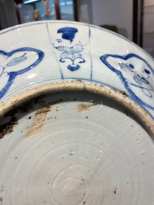 Rare plat en porcelaine de Chine de type Kraak en bleu et blanc aux navires portugais sur le bord, Wanli — photo 10