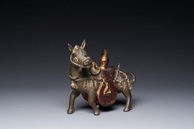 Rare porte-encens en bronze partiellement laqué et doré en forme de cheval, Chine, Yuan/début Ming