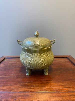 Rare récipient alimentaire couvert de type 'dui 敦' en porcelaine de Chine à émail dit 'poudre de thé', marque de Hua Ting Shi Zhi 華亭氏製, fin du19ème — photo 1