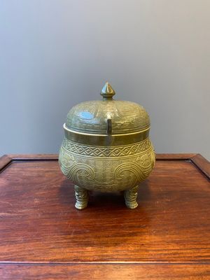 Rare récipient alimentaire couvert de type 'dui 敦' en porcelaine de Chine à émail dit 'poudre de thé', marque de Hua Ting Shi Zhi 華亭氏製, fin du19ème — photo 4