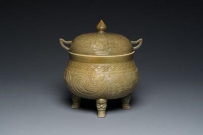Rare récipient alimentaire couvert de type 'dui 敦' en porcelaine de Chine à émail dit 'poudre de thé', marque de Hua Ting Shi Zhi 華亭氏製, fin du19ème