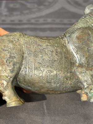 Rare récipient rituel en bronze en forme de tapir de style Zhou oriental, Chine, période des Royaumes combattants — photo 12