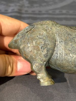 Rare récipient rituel en bronze en forme de tapir de style Zhou oriental, Chine, période des Royaumes combattants — photo 13